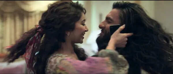 நம்ம பேபி சாராவா இது.. 20 வயது மூத்த நடிகருக்கு ஜோடியான விக்ரமின் ரீல் மகள்