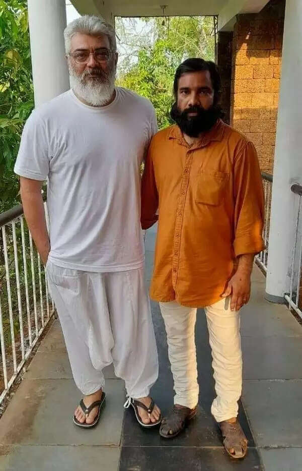 ஐயப்பனை தரிசனம் செய்த அஜித்தின் 4 புகைப்படங்கள்.. நீண்ட தாடியுடன் மாஸான லுக்