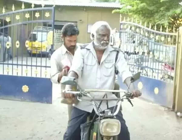 எழுத்தாளர் வேலையை உதறிவிட்டு சினிமாவில் கல்லா கட்டும் 5 நடிகர்கள்.. எல்லாரும் செம ஆக்டர் ஆச்சே