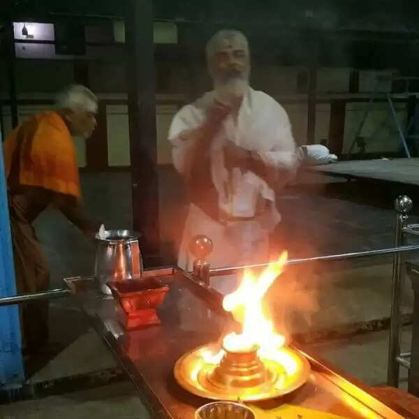 ஐயப்பனை தரிசனம் செய்த அஜித்தின் 4 புகைப்படங்கள்.. நீண்ட தாடியுடன் மாஸான லுக்