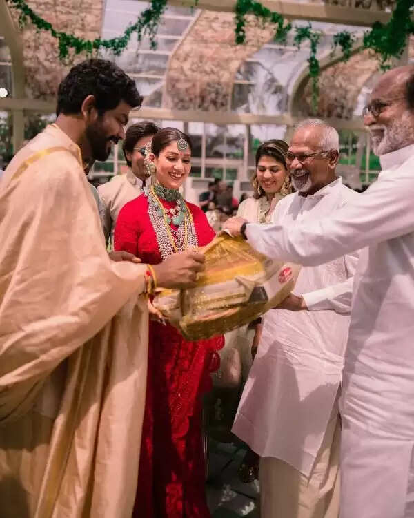 இணையத்தை அலங்கரிக்கும் நயன்-விக்கி திருமண புகைப்படங்கள்.. சூப்பர் ஸ்டார் முதல் கிங் கான் வரை