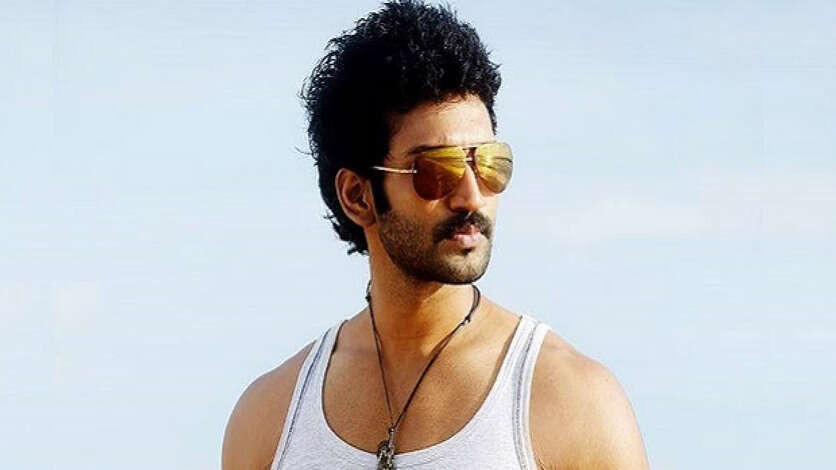 முதல் படமே கில்மாவாக நடித்த 5 நடிகர்கள்..