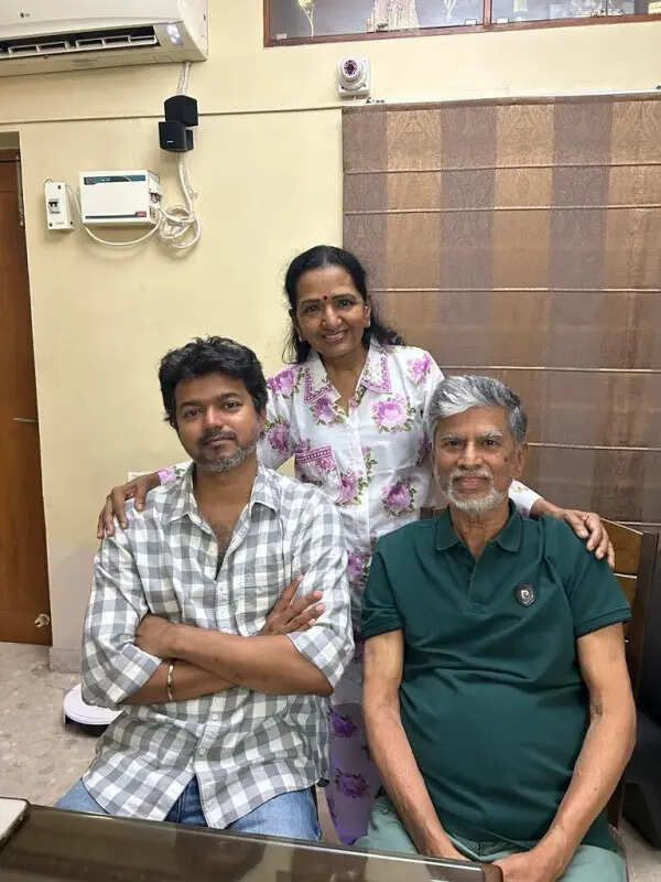 அரசியலுக்கு முன் மொத்த சண்டையும் முடிவுக்கு கொண்டு வந்த தளபதி.. அப்பாவுடன் வைரலாகும் புகைப்படம்