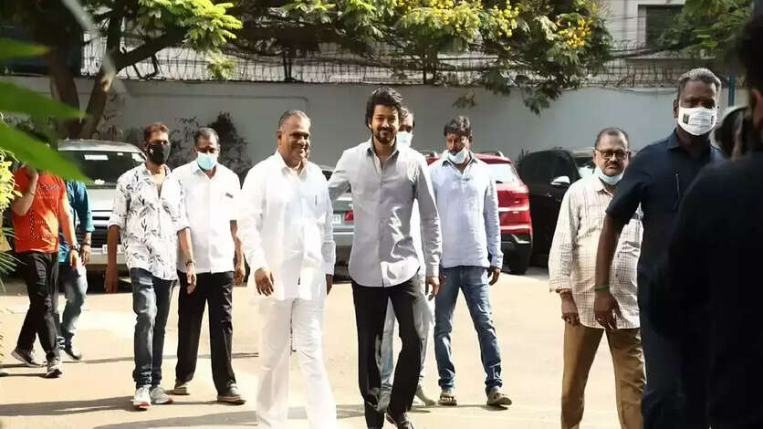 வீட்டை பாதுகாக்க தெரியாத நீ, எங்கள பாதுகாக்க போறியா.? புஸ்சி ஆனந்த் சூழ்ச்சியில் மாட்டிக் கொண்டாரா விஜய்?