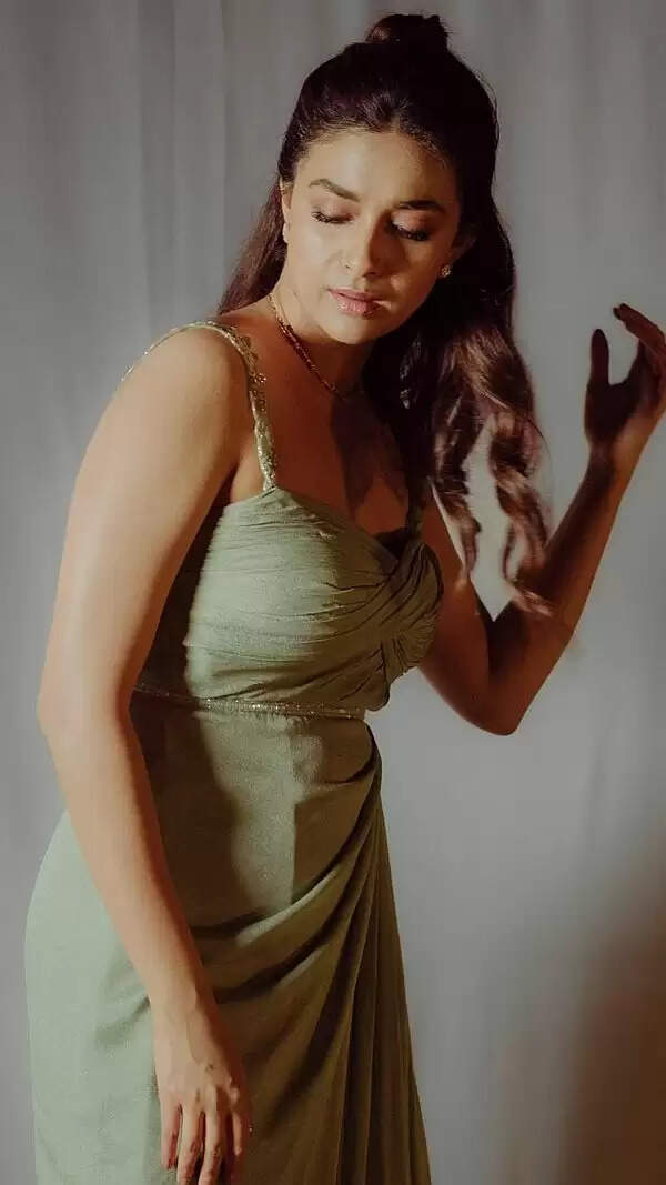 முதல்முறையாக மொத்த கவர்ச்சியும் இறக்கிய கீர்த்தி சுரேஷ்.. இளசுகளை சுண்டி இழுக்கும் புகைப்படங்கள்