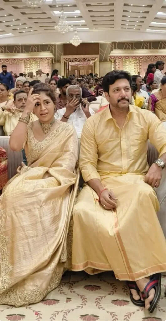 கெனிஷா உடன் ரவி மோகன்.. ஐசரி வீட்டு கல்யாணத்தில் வெளியான புகைப்படம்