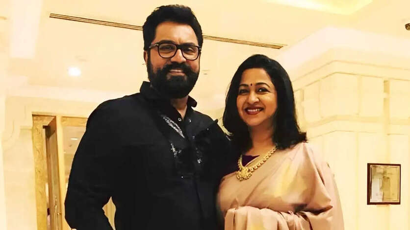 சரத்குமாருக்கு நச்சுன்னு முத்தம் கொடுத்த ராதிகா.. வைரலாகும் புகைப்படம்