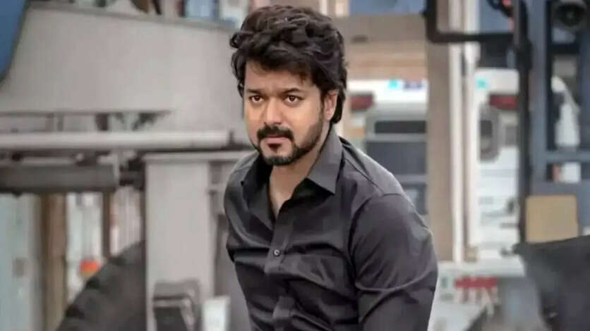 விஜய்யை வெளியில் தலை காட்ட முடியாமல் அவமானப்படுத்திய 4 பேர்.. இடம் பொருள் தெரியாம கரிச்சி கொட்டும் அருவா நடிகர்