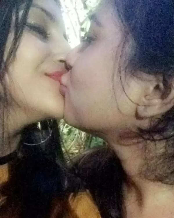 லிப் லாக் கிஸ் அடித்த யாஷிகா.. எல்லாத்தையும் செஞ்சுட்டு இப்ப இந்த புகைப்படம் தேவையா!