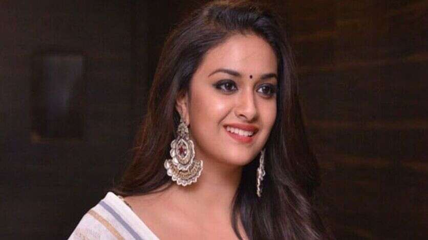 முதல்முறையாக மொத்த கவர்ச்சியும் இறக்கிய கீர்த்தி சுரேஷ்.. இளசுகளை சுண்டி இழுக்கும் புகைப்படங்கள்