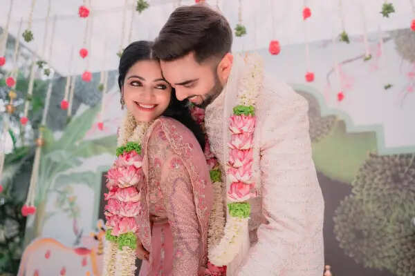 வருங்கால கணவருடன் ஜனனி ஐயர்.. வெளியான நிச்சயதார்த்த புகைப்படங்கள்