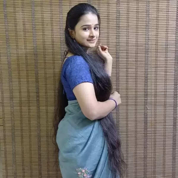 புருஷன் போன கவலை கொஞ்சம்கூட இல்லை.. ஃபுல் மேக்கப்பில் கன்னிகா!