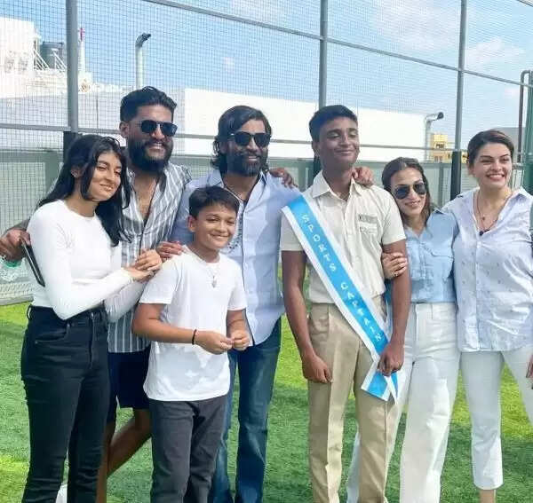 மீண்டும் ஒன்று சேர்ந்த தனுஷ், ஐஸ்வர்யாவின் புகைப்படம்.. விவாகரத்துன்னு சொன்னதெல்லாம் கட்டுக்கதையா!