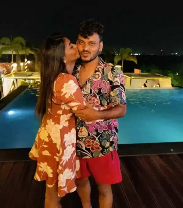 ஆண் நண்பருடன் நெருக்கமான புகைப்படத்தை வெளியிட்ட ஷாலு ஷம்மு.. திக்குமுக்காடிய இணையம்