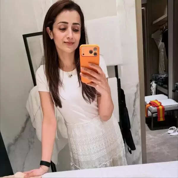 Trisha Selfie Viral