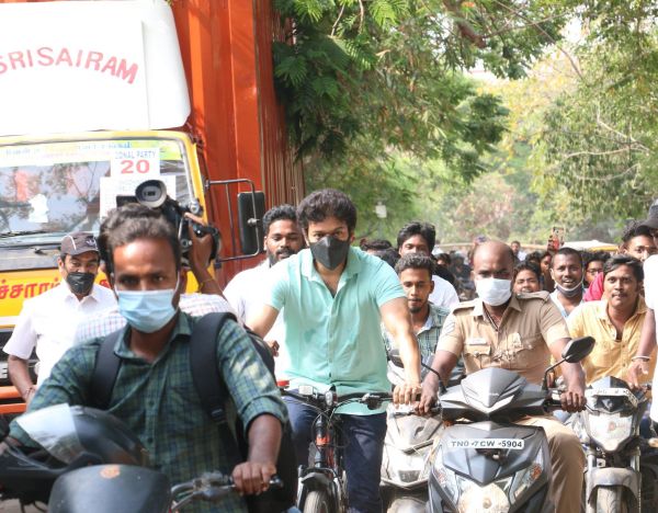 vijay-cycle-raid-cinemapettai