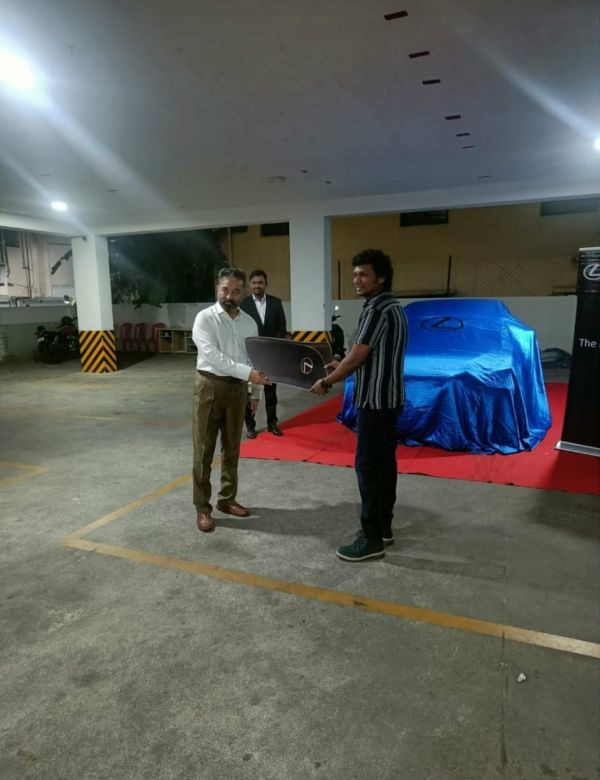 kamal presents the car to lokesh