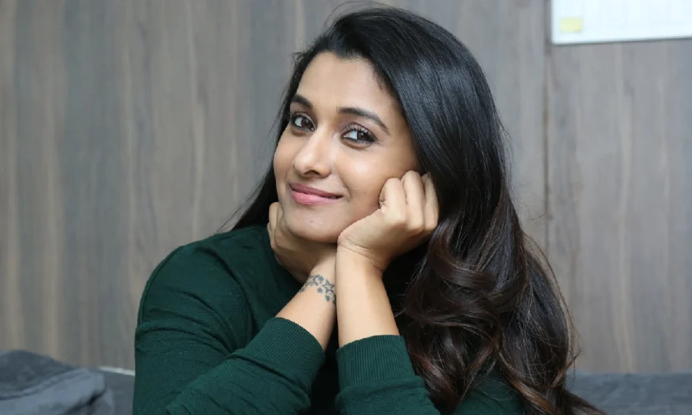 எத்தனை வாட்டி பார்த்தாலும் திகட்டாத பிரியா பவானி சங்கர்.. புடவையில் வைரலாகும் புகைப்படம்