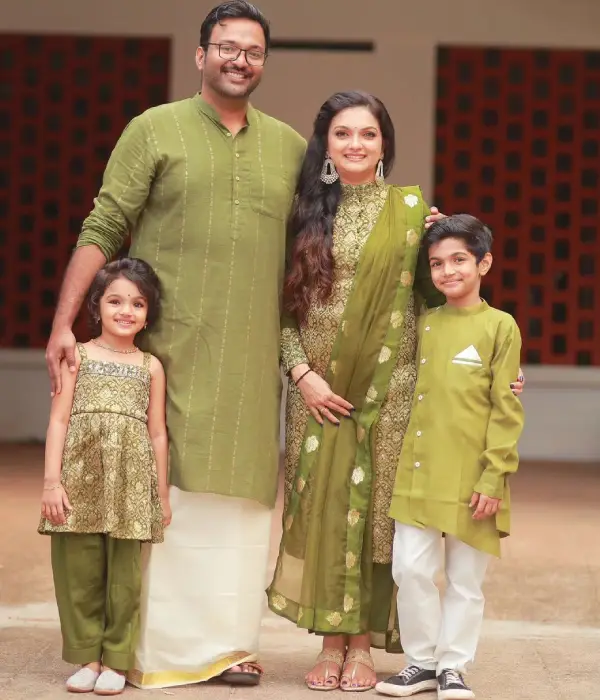 Actress Saranya-Mohan's-family-photo-cinemapettai